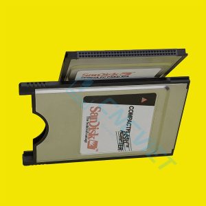 Adapter CF To PCMCIA Sandisk chuẩn công nghiệp dành cho máy CNC. Một đầu adapter cắm thẻ CF vào, đầu còn lại cắm vào máy CNC để rút / nạp dữ liệu.