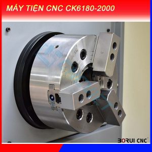 Máy tiện CNC CK6180-2000, chính hãng Borui, giá nhà máy. Mâm cặp 15inch (381mm) loại thủy lực 3 chấu, đk tiện max 800mm, hành trình tiện max 2000mm.
